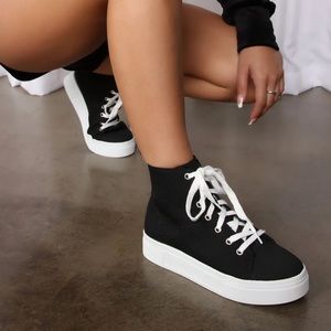 High cut sneakers. Round toe. Lace up. Size 8